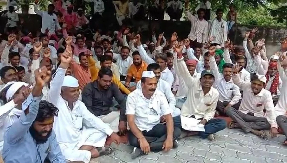 बांगड्यांचा आहेर देण्यासाठी गेलेल्या ठेलारींना अडविले; प्रवेशद्वारावरच आंदोलन