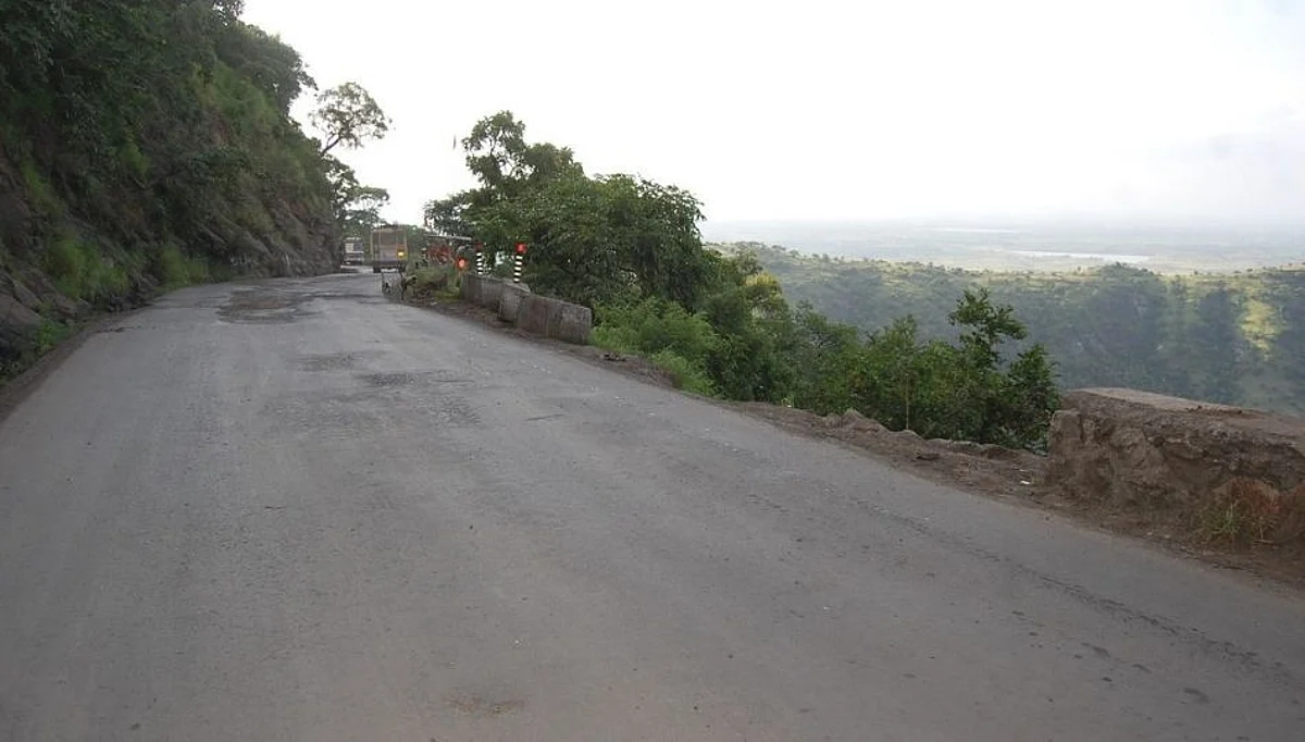 पंधरा दिवसानंतर कन्नड घाटातून वाहतूक सुरु; अवजड वाहनांना मात्र बंदीच