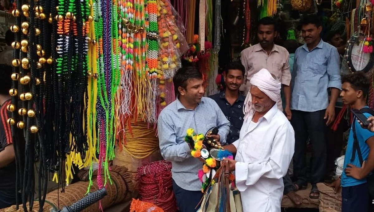 पोळ्यानिमित्ताने रविवारीही बाजार फुललेला; बळीराजा साजचे साहित्य खरेदीसाठी
