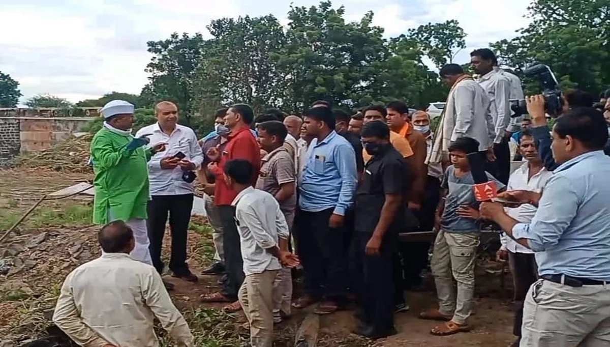 वरच्यावर पाहणी अन् प्रत्येक नुकसानाच्या भरपाईची हमी; राज्यमंत्री अब्दुल सत्तार आले अन् गेले