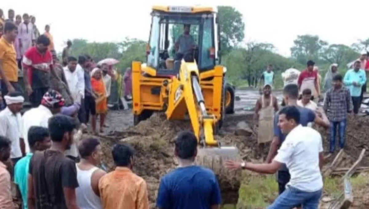 Satara : पावसामुळे मंदिराचे छत कोसळून एक ठार तर तीन जण गंभीर जखमी