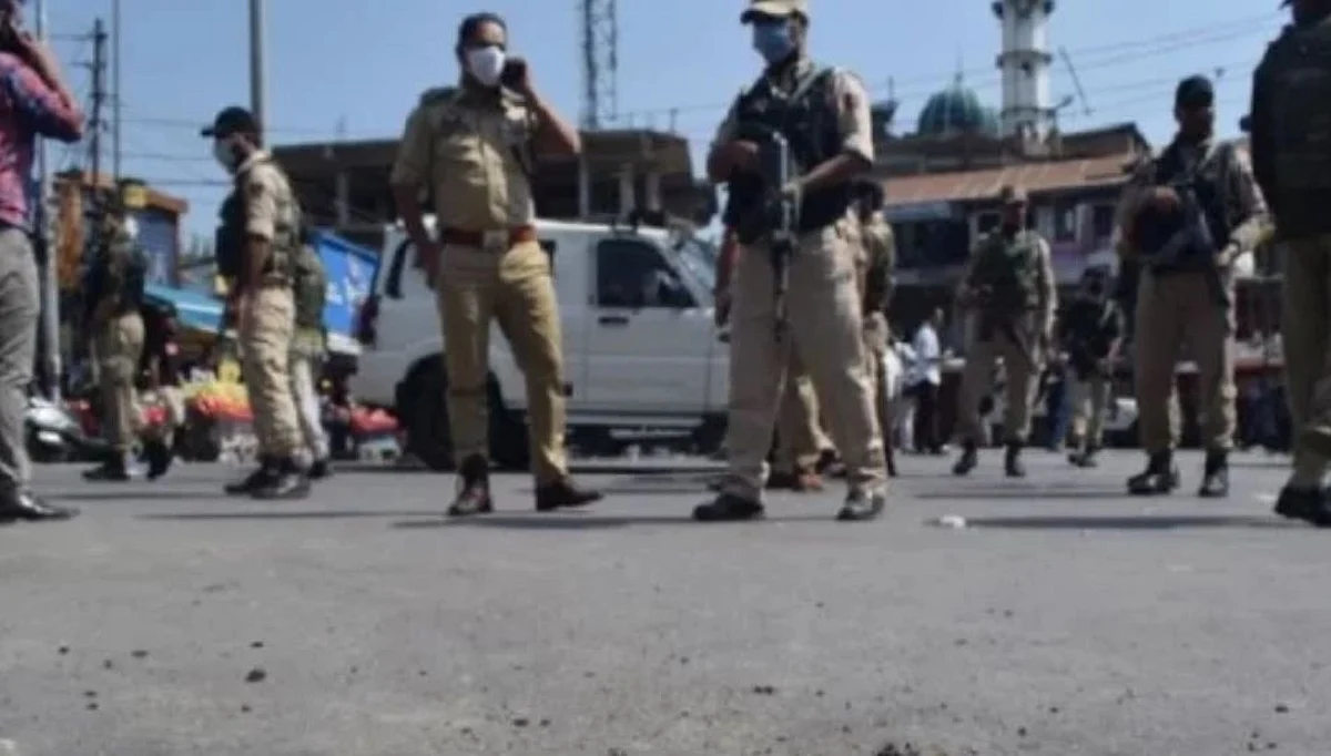 Pulwama : दहशतवाद्यांचा पुन्हा ग्रेनेड हल्ला, तीनजण जखमी