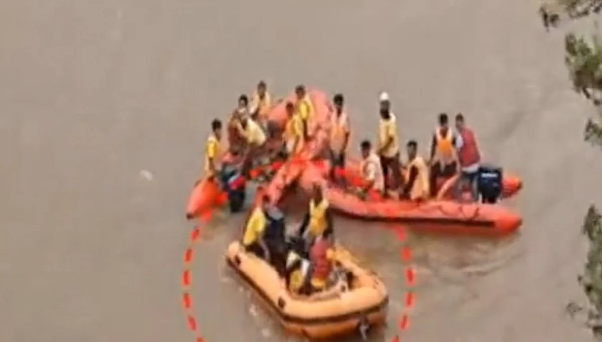 नेता येण्यापुर्वीच कार्यकर्त्याने मारली कृष्णा नदीत उडी अन्...
