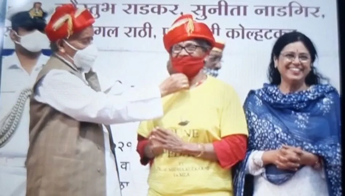 राज्यपालांना कोरोना निर्बंधांचा विसर? सत्कारावेळी स्वत: काढला मास्क