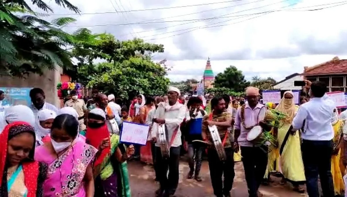 Dhule: आमदार मंजुळा गावित यांच्या हस्ते आदिवासी बांधवांना खावटी किटचे वाटप