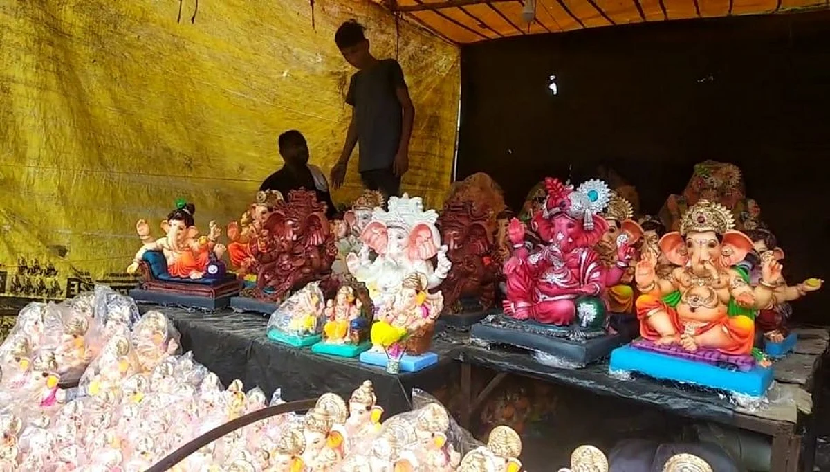 परभणीत घरोघरी उत्साहाच्या वातावरणात श्रींची स्थापना