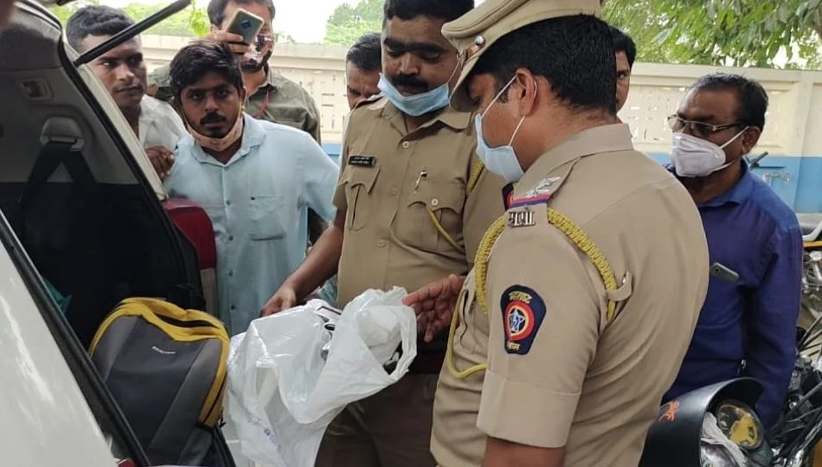 Breaking Beed : करुणा मुंडेंच्या गाडीत आढळली पिस्तूल! पोलिसांनी घेतले ताब्यात