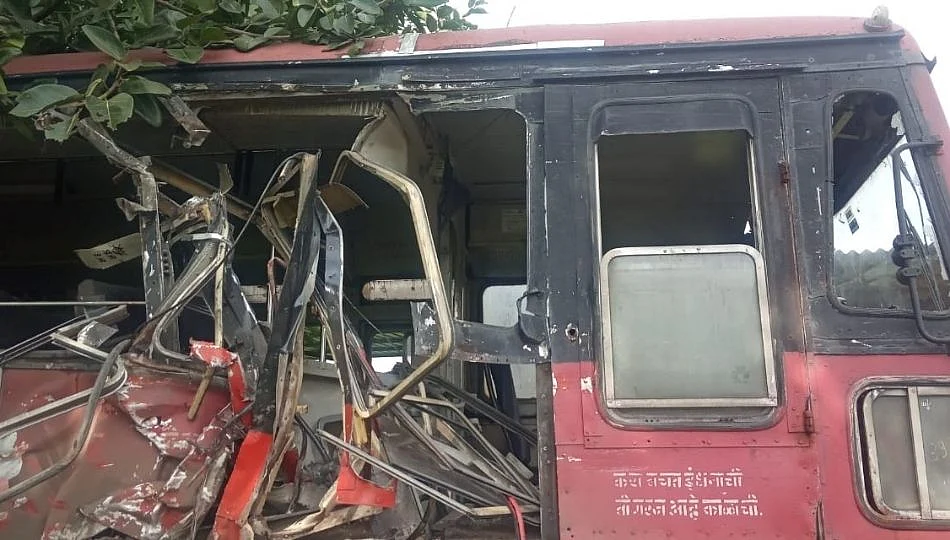 एकीकडे गणेशाचे आगमन; तर दुसरीकडे कोकणी पाड्याजवळ भीषण अपघात !