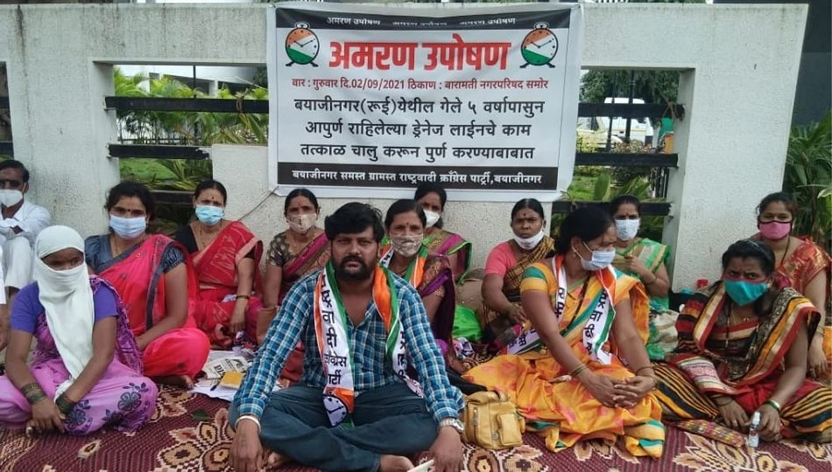 ड्रेनेजचे काम ४ वर्षांपासून रखडल्याने बारामती नगरपालिकेसमोर राष्ट्रवादीचे आमरण उपोषण