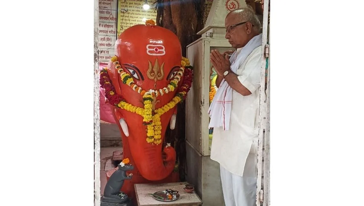 जळगावातील लाकडी गणपती..पिंपळाच्या झाडातून प्रकटले बाप्पा अन् तेथेच झाली प्राणप्रतिष्ठा
