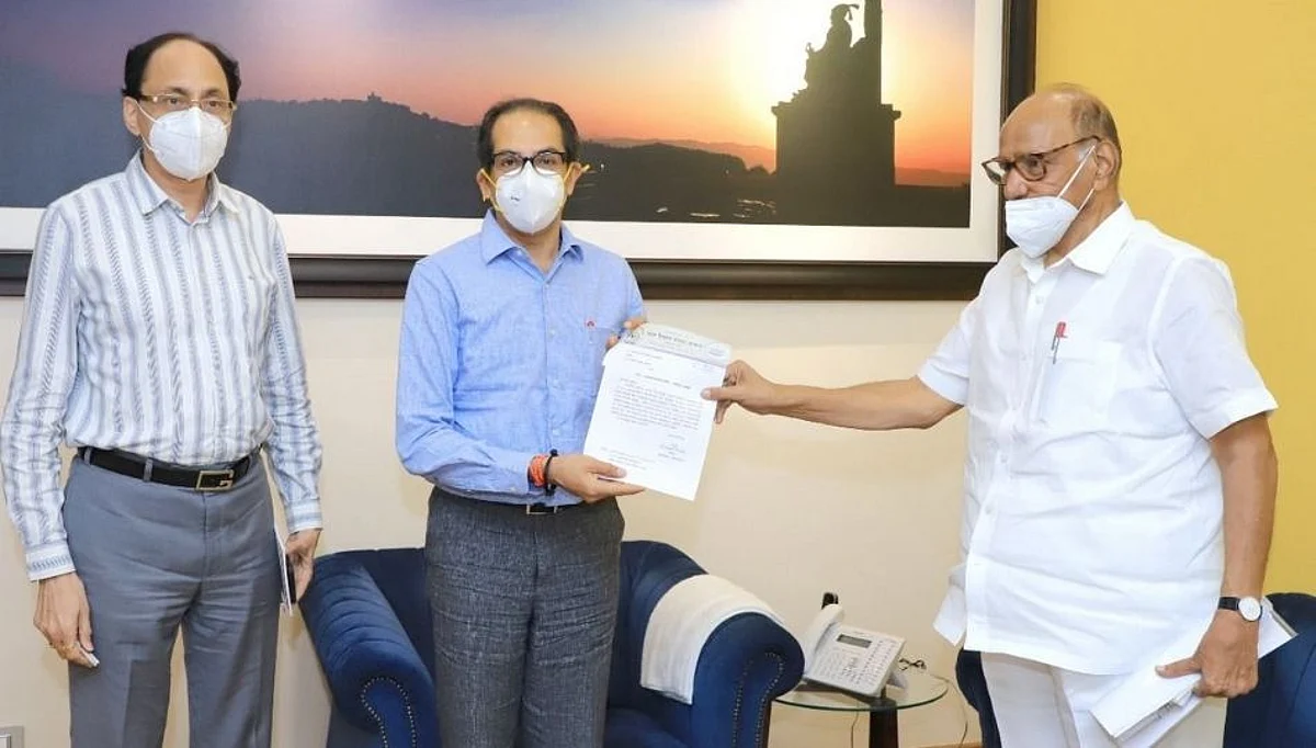 पवार -ठाकरे भेटीत 'रयत' चा २ काेटी ३६ लाखांचा निधी सुपुर्द