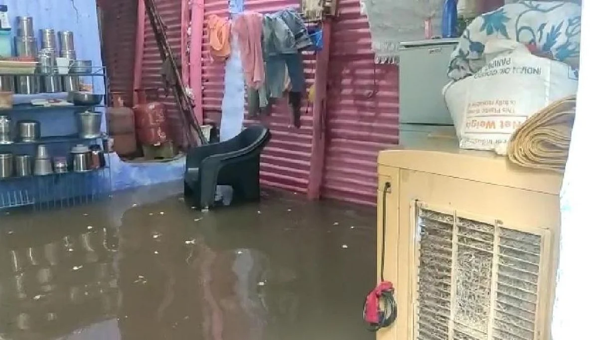 मुसळधार पावसाने धुळेही जलमय; घरांमध्ये साचले गुडघाभर पाणी