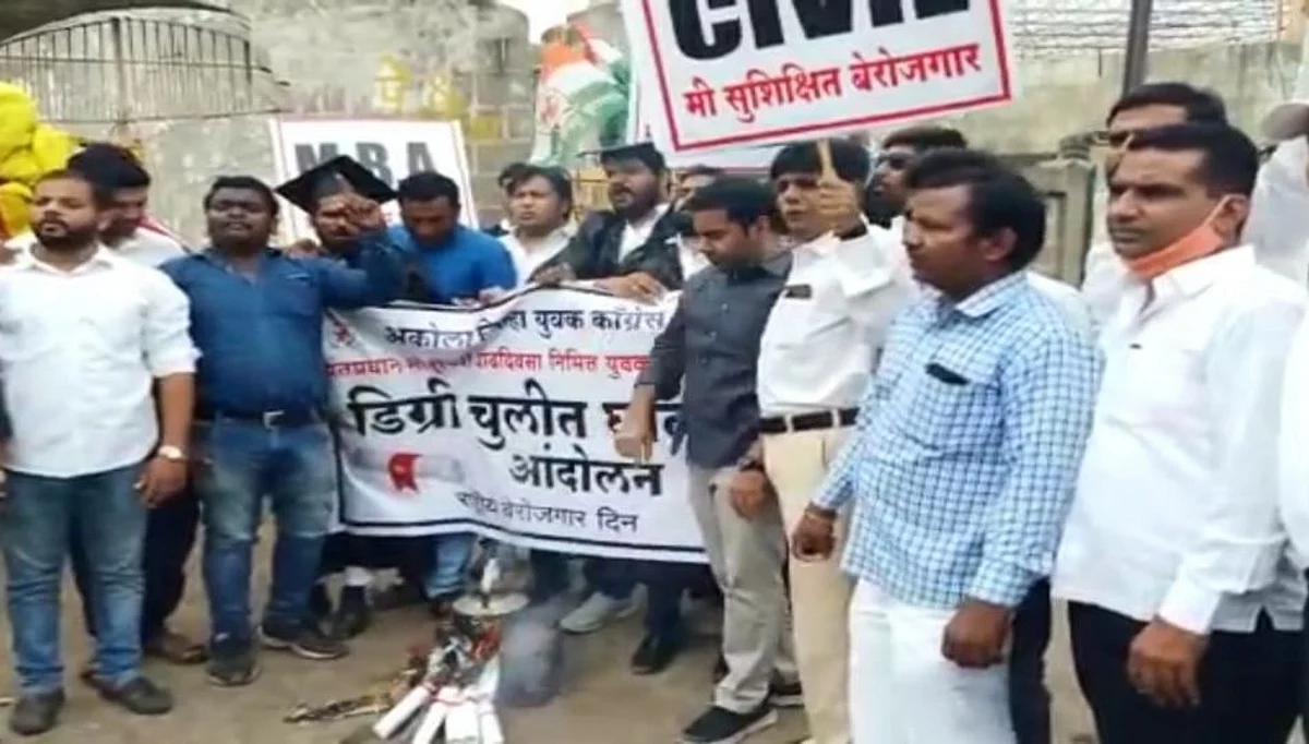 Akola Congress : अकोल्यात युवक काँग्रेसचे 'डिग्री चुलीत घाला' आंदोलन