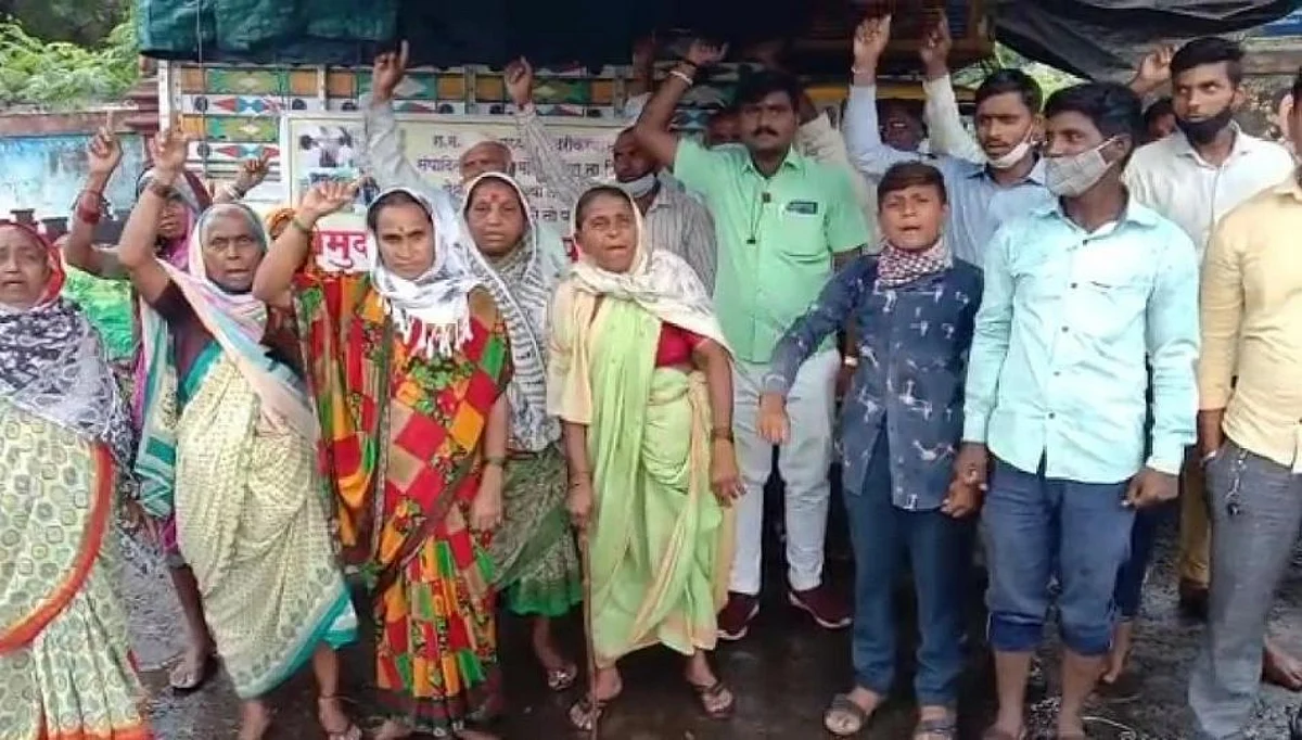 पूर्वसुचना न देता घरांवर चालविले बुलडोझर
