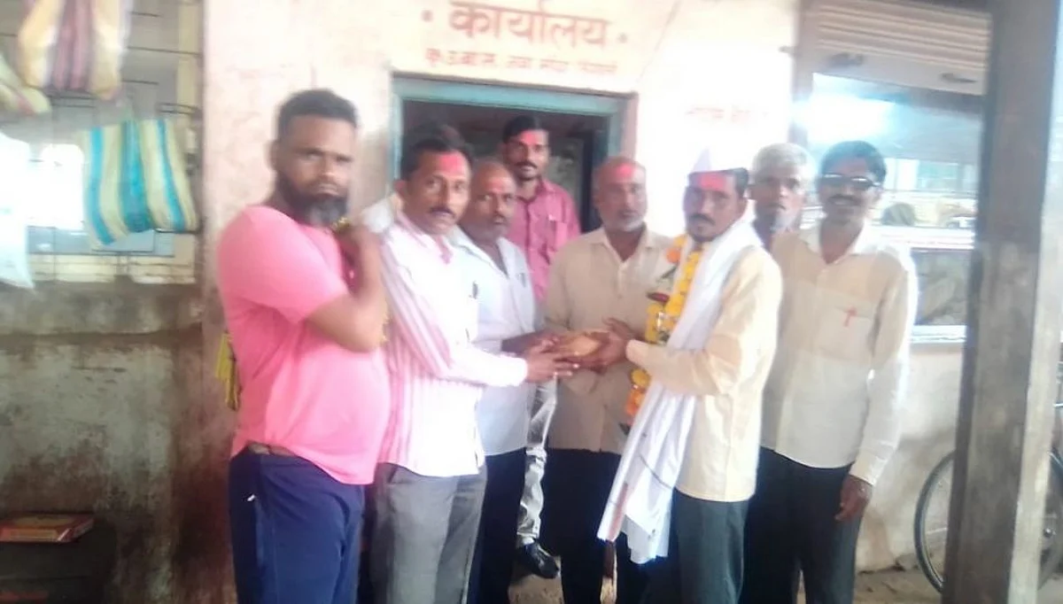 हिंगोली: सोयाबीनच्या विक्रीने शेतकरी मालामाल; बाजार समितीतर्फे सत्कार