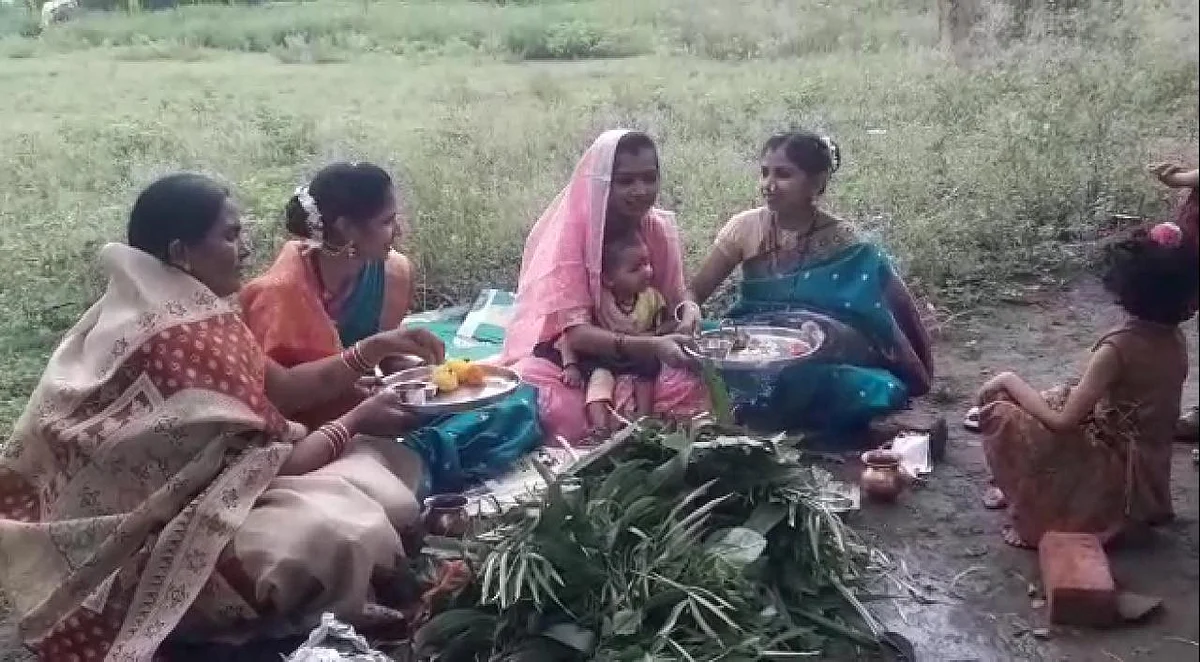 हरतालिकेला महिलांचे मागणे; कोरोना संकट जाऊ दे..