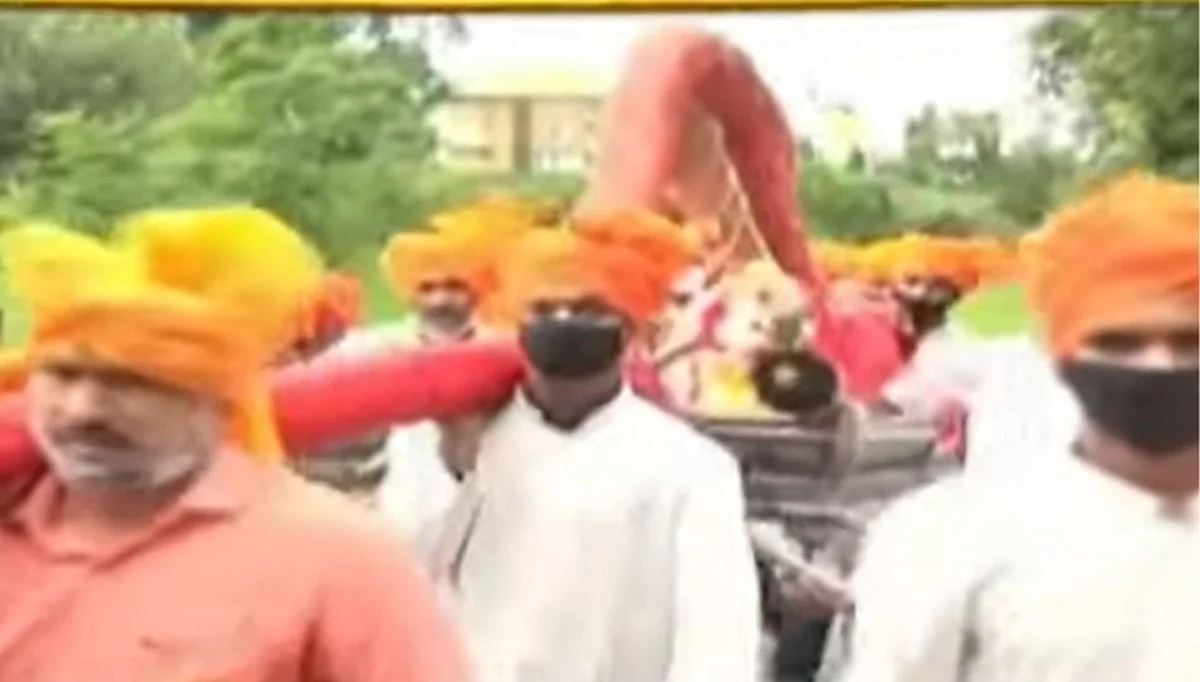 बाप्पाच्या जयघाेषात राजघराण्याच्या 'श्रीं' चे दिमाखात आगमन