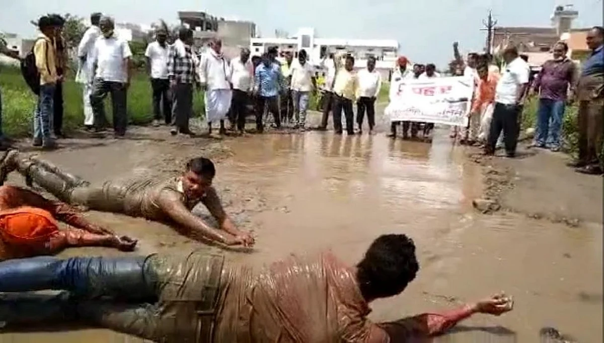 परभणीत रस्त्यासाठी प्रहारचे चिखलात लोटांगण आंदोलन