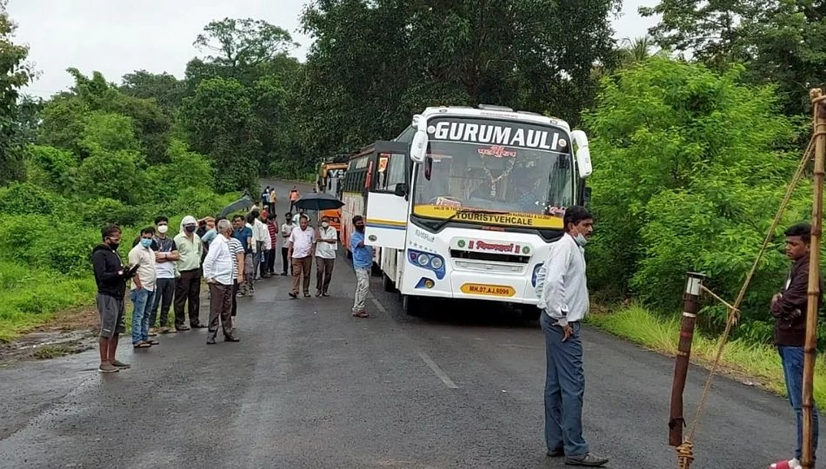 लगबग उत्सवाची; बाप्पाच्या गजरात काेकणवासीय परतू लागले गावी