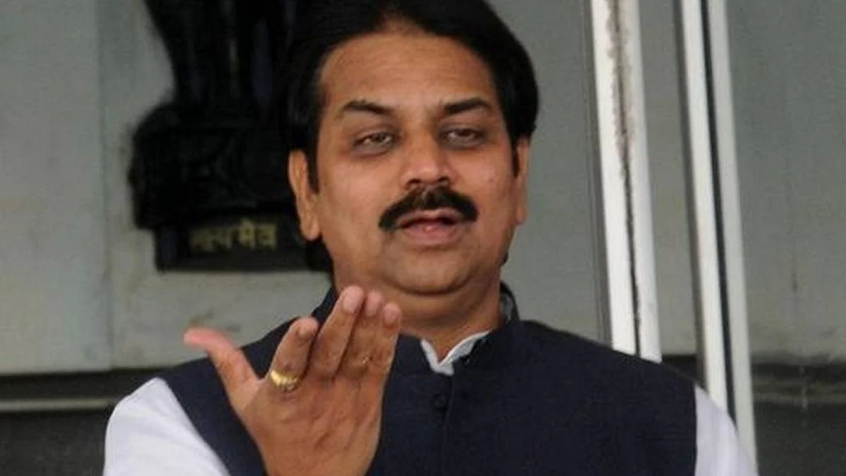 'मदत जाहीर करुन सरकारने शेतकर्यांच्या तोंडाला पाने पुसली'