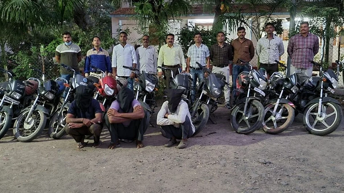 दुचाकींची चोरी करणारी टोळी जेरबंद; अकरा दुचाकींसह तिघांना अटक...