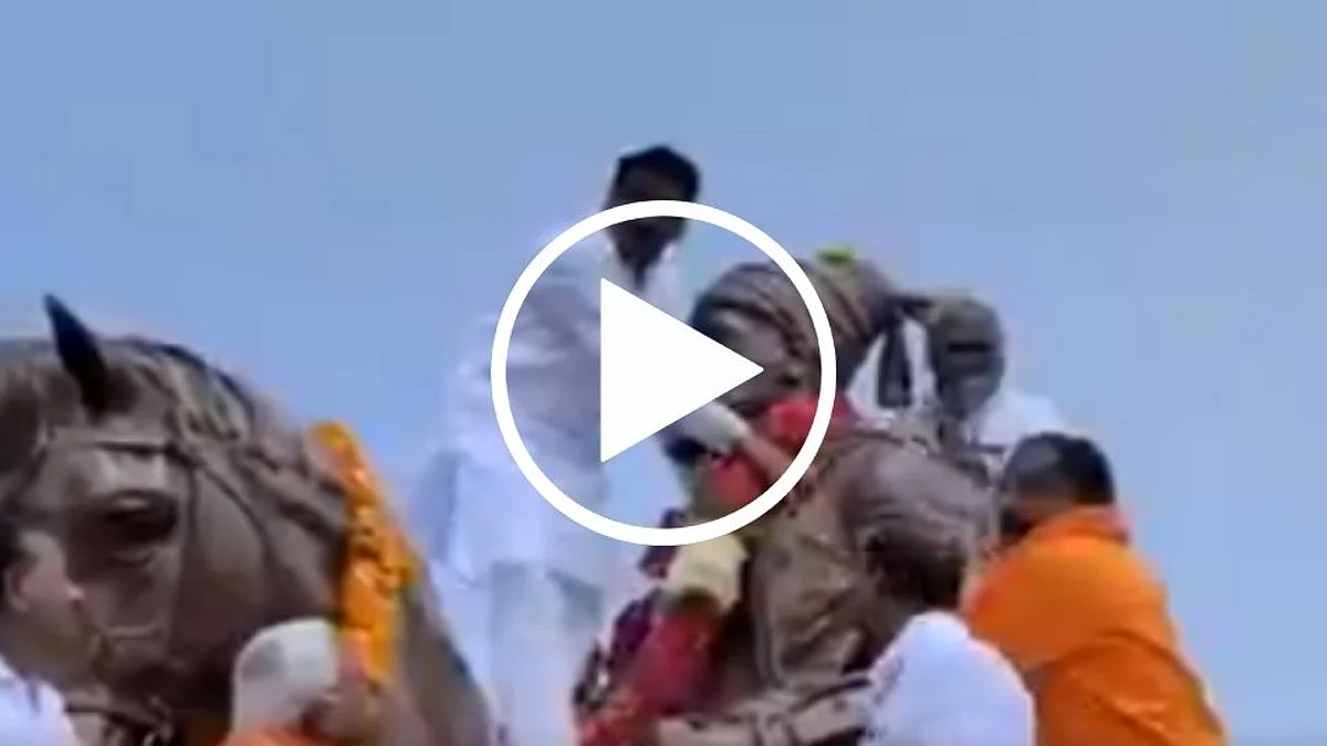 Hingoli | महाराजांच्या पुतळ्यावर चढून घातला हार... (पहा व्हिडिओ)