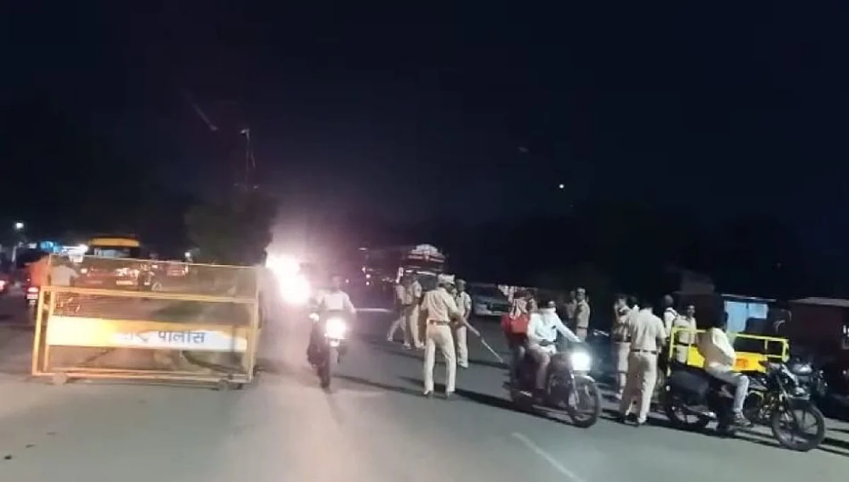 धुळ्यात वाहनांची झाड़ाझड़ती; कागदपत्रांचीही होतेय तपासणी