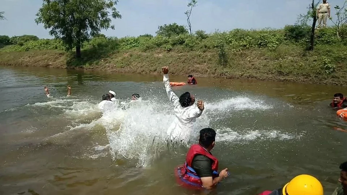 मावेजा मिळविण्यासाठी शेतकऱ्यांचं जलसमाधी आंदोलन