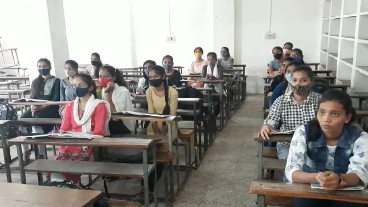 महाविद्यालयातील कट्ट्यांवरील पुन्हा ते दिवस; विद्याथ्र्यांच्या गर्दीने गजबजले आवार