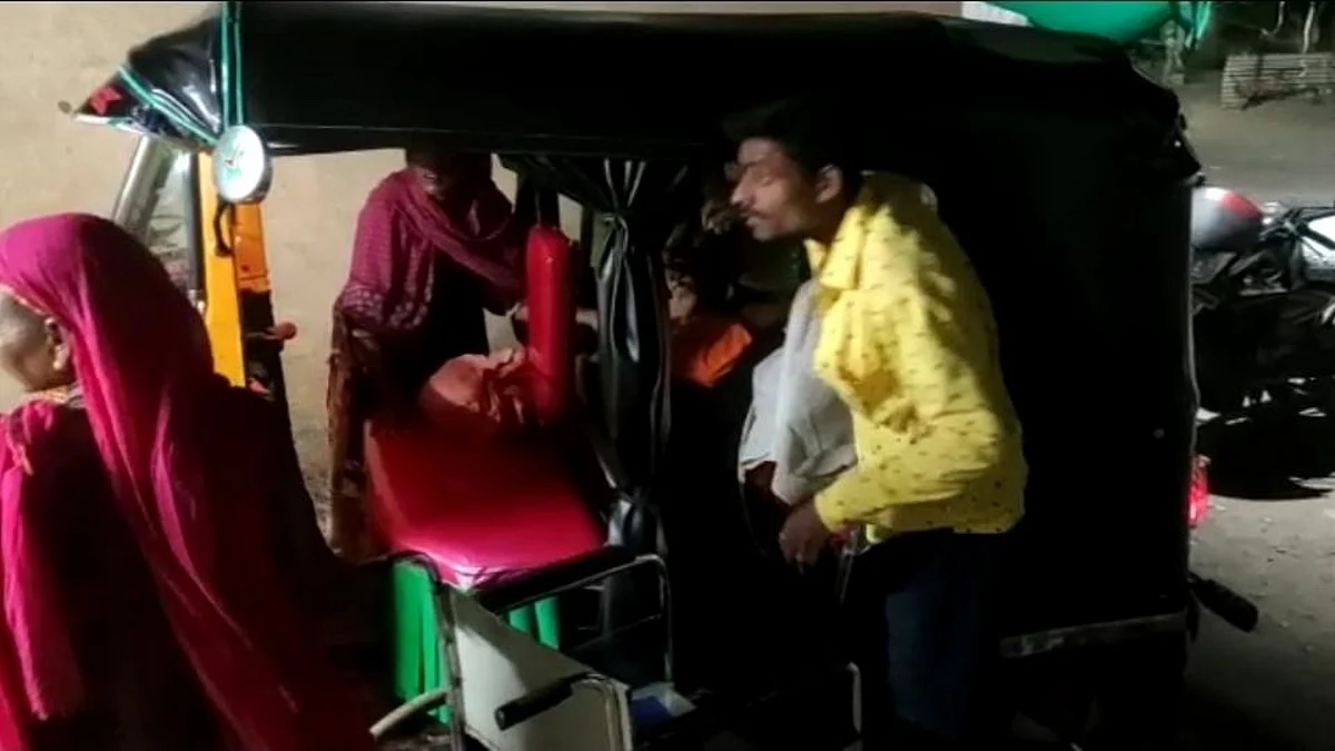 Buldhana : जिल्ह्याची आरोग्यसेवा वाऱ्यावर; महिलेची रिक्षातच प्रसूती!