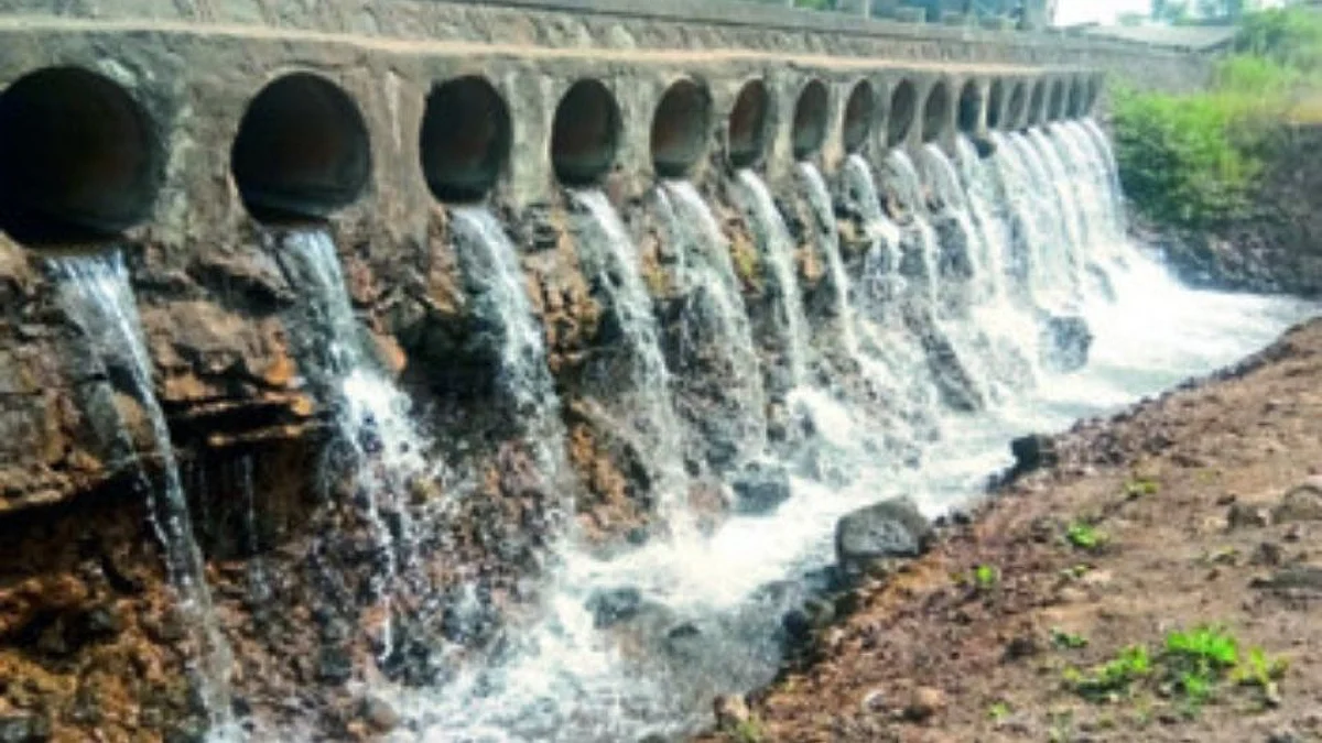 रोझवा सिंचन प्रकल्पाला गळती; लाखो लिटर पाणी वाया