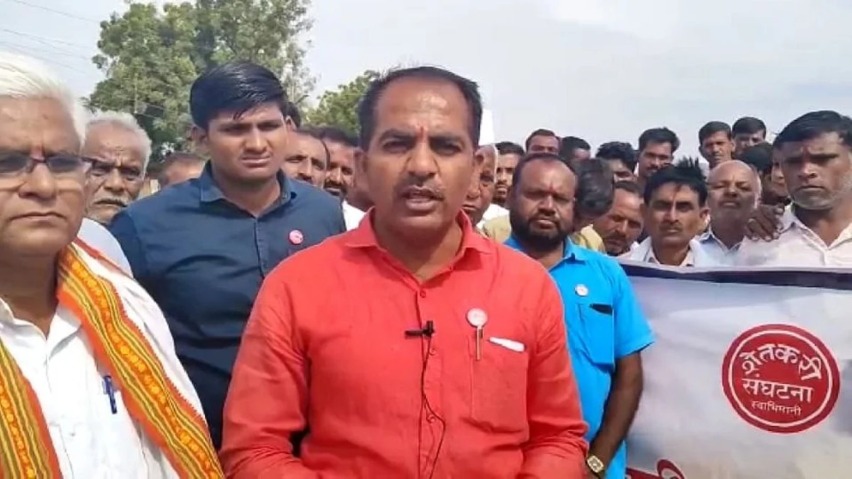 वीजबिल वसुलीसाठी शेतकऱ्यांची अडवणूक; स्वाभिमानी संघटनेचा रास्ता रोको
