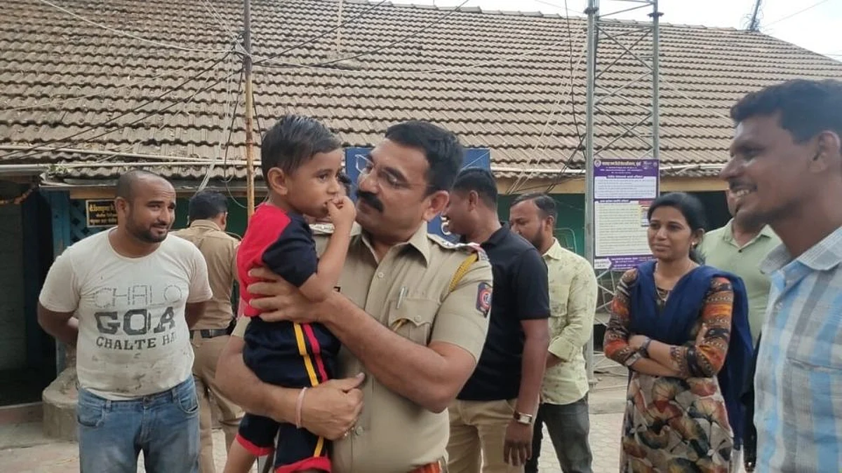 दोन वर्षाचा चिमुरडा घराबाहेर गेला अन् रस्ता विसरला; पोलिसांमुळे दीड तासात आईच्या कुशीत