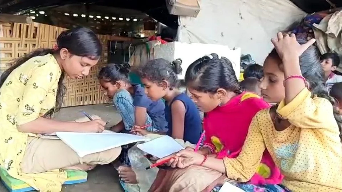प्रेरणादायी..झोपडपट्टीतील ‘लक्ष्मी’ बनली त्यांच्यासाठी शिक्षिका