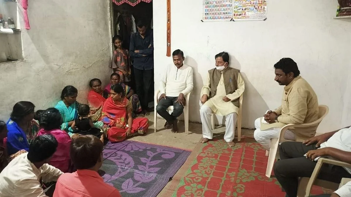 आत्महत्या करणाऱ्या 'त्या' शेतकऱ्याच्या घरी पोहचले आमदार मिटकरी