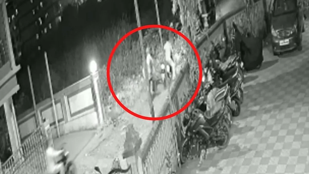 Viral Video : डोंबिवलीत भर रस्त्यात एकाला दांडक्याने जबर मारहाण, घटना CCTV मध्ये कैद!