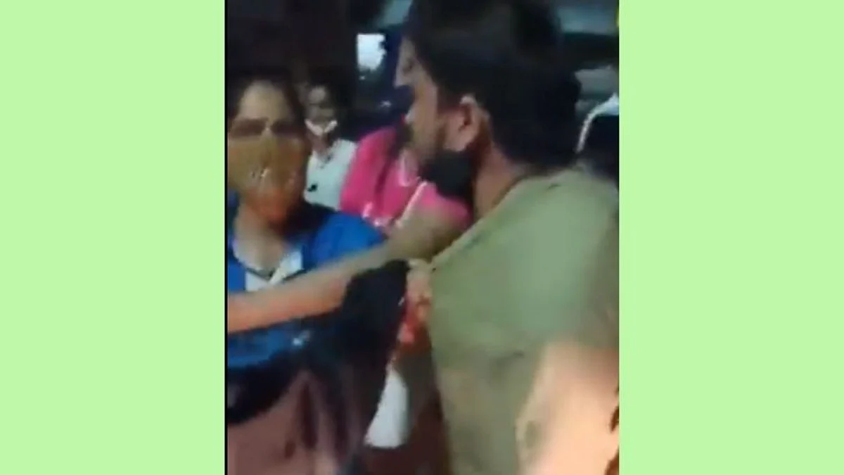 भर रस्त्यात महिलेने कॅब चालकाची कॉलर पकडली; कानफटात लगावली