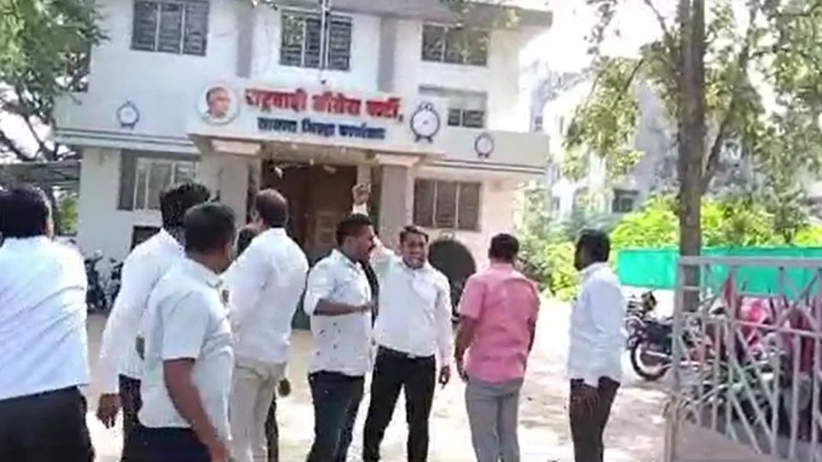 शिंदे साहेबांचा गेम करणा-यांचा निषेध! एनसपी कार्यालय फाेडले