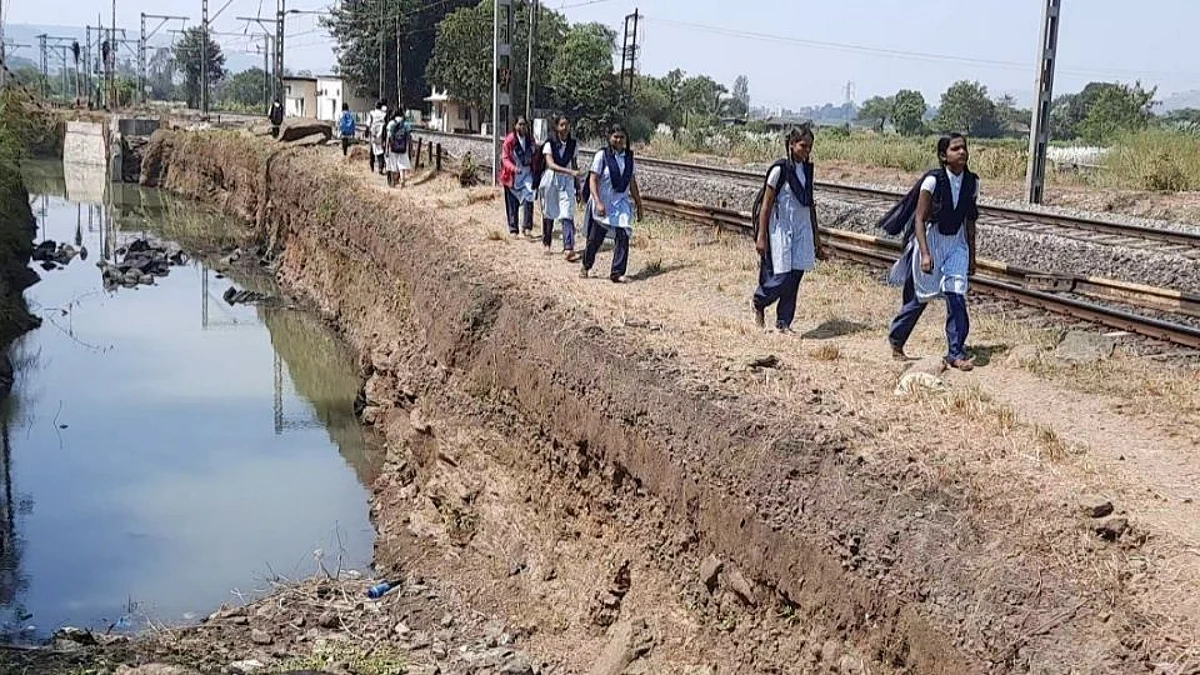 कामशेत रेल्वे फाटकाजवळ भला मोठा खड्डा! आतापर्यंत तीन नागरिकांचा बळी