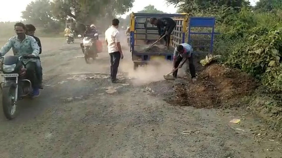 स्वखर्चातून रस्त्याची डागडुजी; सामाजिक कार्यकर्त्यांचा पुढाकार