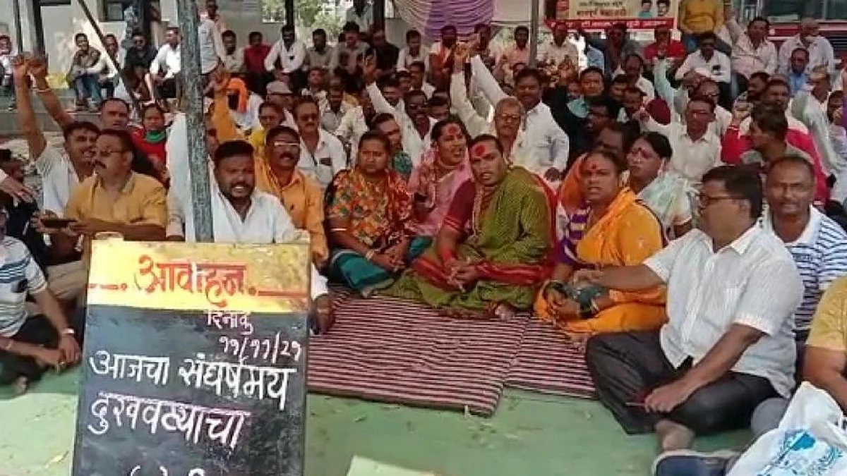 तृतीयपंथी पोहचले आंदोलनात; धुळ्यात एसटी कर्मचाऱ्यांच्या संपाला पाठींबा