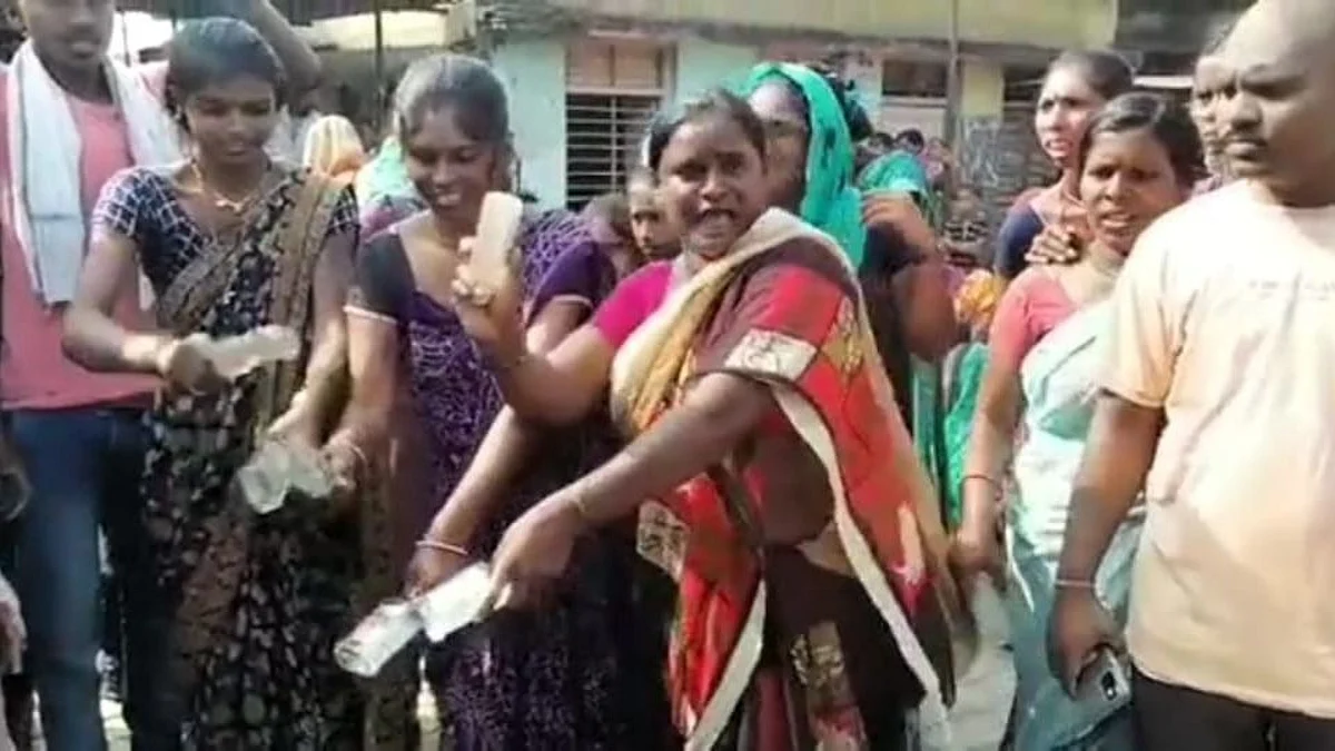 महिलांनी फोडल्या दारूच्या बाटल्या; ग्रामपंचायत हरली अन् केला ठराव