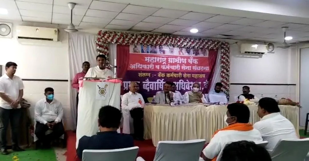 बीड पोलीस कुंडलिक खांडेवर मेहरबान का?