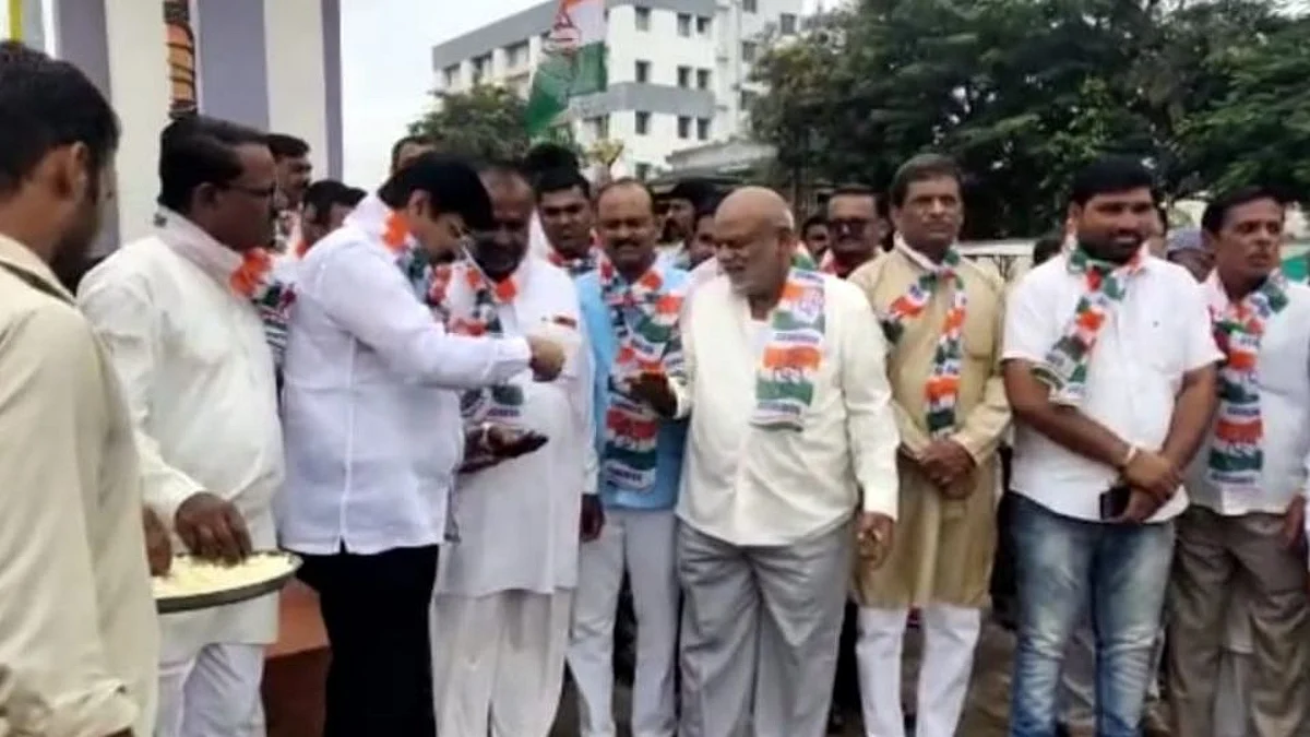 congress leaders distributed sweets in sangli after farm law repealed today by narendra modi