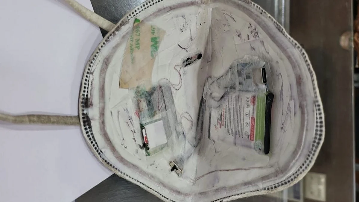 पोलिस भरती परीक्षेत कॉपी करण्यासाठी 'डिजिटल टेक्निक'; मास्कमध्ये मोबाईल!