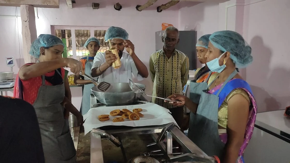 माशांपासून चकली, शेव, लोणचे; स्थलांतरानंतर आदिवासींचा मत्स्य व्यवसायातुन रोजगार