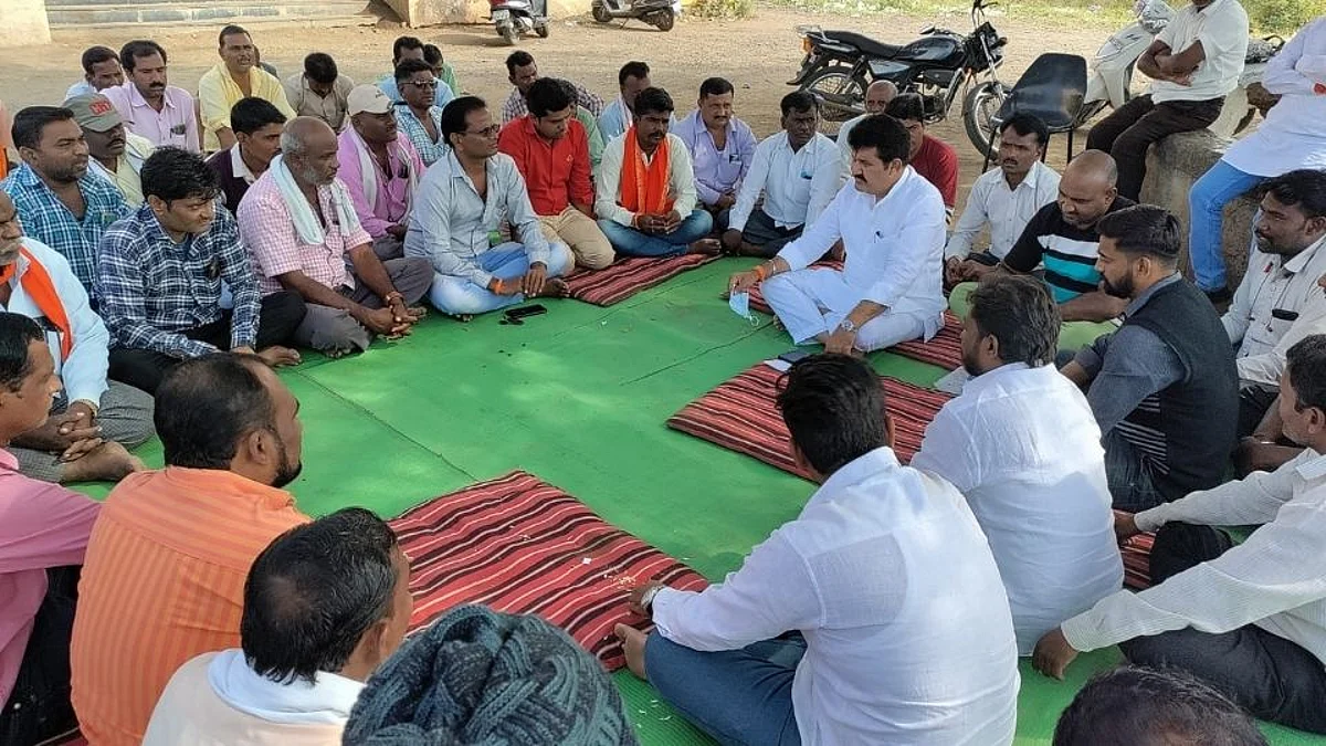 11 एसटी कर्मचाऱ्यांना निलंबित काय करता; सर्वांनाच करा!