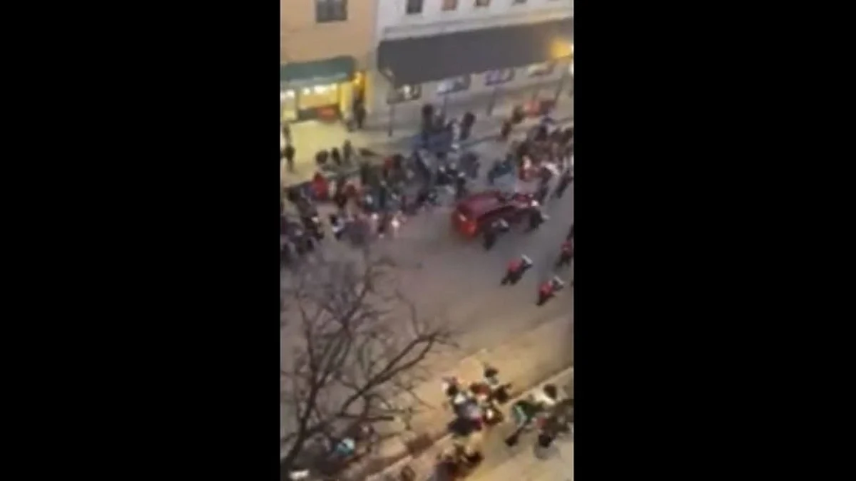 America: ख्रिसमस परेडमध्ये घुसली भरधाव कार, 20 जणांना चिरडले! (पहा Video)