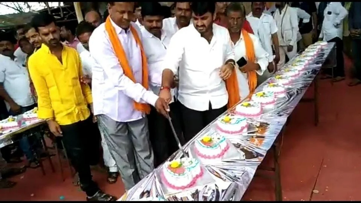भाजप युवा नेत्याचा कारनामा; वाढदिवसानिमित्त तलवारीने कापले 50 केक