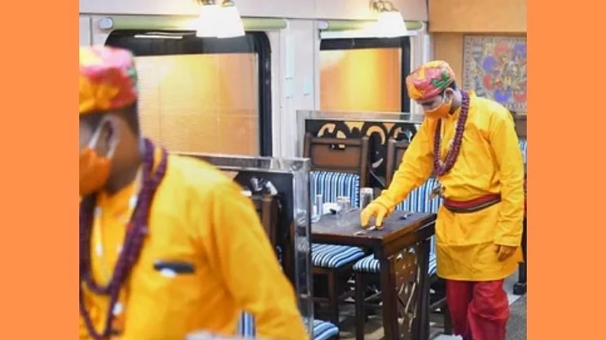 Ramayan Express| वेटर्सच्या भगव्या कपड्यांवरून नवा वाद, पाहा व्हिडिओ